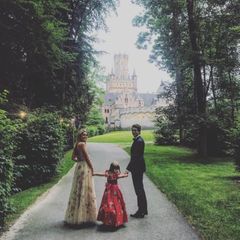 Die einzigartige Kulisse lädt die Gäste - wie hier Prinzessin Maria-Olympia von Griechenland mit ihrem Vater, Prinz Pavlos - dazu ein, wunderschöne Fotos von sich machen. Diese teilen sie auf Instagram und geben uns damit Einblicke, die so eigentlich nicht vorgesehen waren. Schließlich hat sich das Brautpaar Diskretion gewünscht.