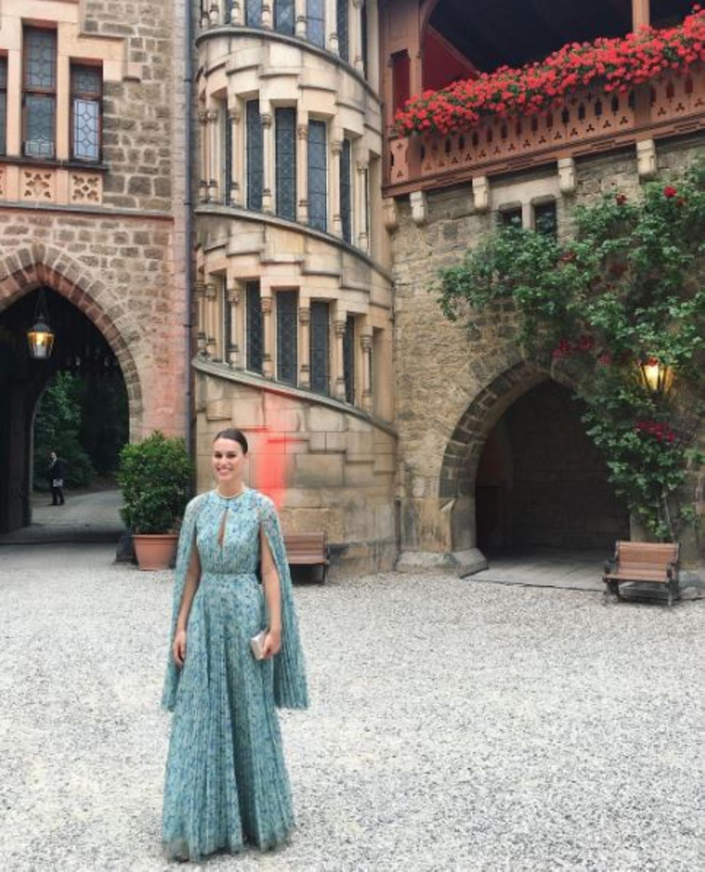 Alana Bunte, die Verlobte von Prinz Casimir zu Sayn-Wittgenstein, nimmt uns sogar mit in den Schlosshof, der mit Rosenranken und roten Lichtern besonders romantisch wirkt.