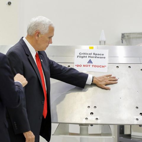 Mike Pence besucht am 6. Juli 2017 das Kennedy Space Center in Florida - und kann seine Finger trotz Verbotsschild einfach nicht von einem Raumschiff-Teil lassen
