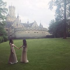 Doch auch die Designerin des Brautkleides, Sandra Mansour, lässt es sich nicht nehmen, private Fotos auf der Schlosswiese zu schießen und bei Instagram zu veröffentlichen.