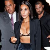 Zur dunkelblauen Samt-Leggings kombiniert Kim Kardashian einen schwarzen Blazer mit einem Hauch von Nichts drunter. Ein knapper, transparenter Gucci-BH verdeckt rein gar nichts, nur ihr Blazer bewahrt das It-Girl vor noch mehr nackten Tatsachen.