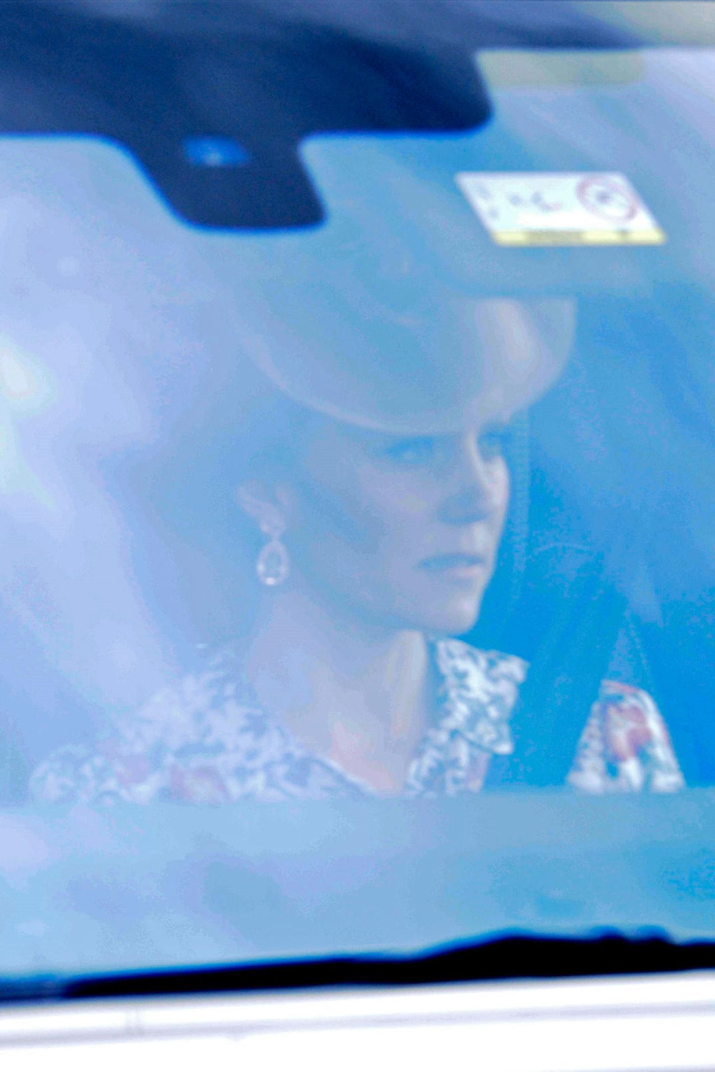 Auf einem Bild, das Herzogin Catherine auf dem Weg zur Trauung ihrer Schwester Pippa zeigt, ist zu sehen, dass sie ein Blumenkleid im Hemdstil trägt. Das Kleid des spanischen Labels "Zara" ist mit einem Preis von circa 40 Euro sehr erschwinglich. Vielleicht zu erschwinglich für diesen sehr wichtigen Anlass?