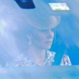 Auf einem Bild, das Herzogin Catherine auf dem Weg zur Trauung ihrer Schwester Pippa zeigt, ist zu sehen, dass sie ein Blumenkleid im Hemdstil trägt. Das Kleid des spanischen Labels "Zara" ist mit einem Preis von circa 40 Euro sehr erschwinglich. Vielleicht zu erschwinglich für diesen sehr wichtigen Anlass?