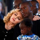 Einen Moment des Innehaltens benötigte Madonna bei der Eröffnung einer Krankenhaus-Kinderstation in Malawi, die sie mitfinanziert hat und die nach ihrer Tochter Mercy James benannt ist. Wie gut, dass sie dafür ihren Sohn David Banda bei sich hatte, an dessen Schulter sie sich lehnen konnte.