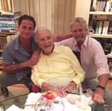 ... er zum ersten Mal nach acht Jahren seinen Großvater Kirk wiedersieht.  Papa Michael postet dieses Foto der drei Douglas-Generationen auf Facebook und gibt damit die herzzerreißend schöne Reunion bekannt. Toll!