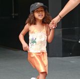 Für dieses Outfit ihrer Tochter muss Kim Kardashian viel Kritik einstecken. North ist in New York unterwegs und trägt auf ihrem pfirsichfarbenen Satinkleid ein Korsett. Auch wenn das Mieder mit der lila Blume nur ganz locker um ihre Taille gebunden ist, empfinden viele Fans das Kleidungsstück als unpassend für eine Vierjährige.  Die Kardashian-Schwestern machen auf ihren Social-Media-Profilen immer wieder Werbung für einen Taillentrainer, der wie ein Korsett aussieht.