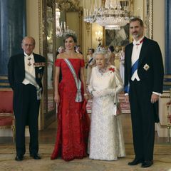12. Juli 2017  Juwelen, Diademe, Kleider - am Abend wird es im Buckingham Palace extrem glamourös. Die Königinnen und ihre Ehemänner haben sich für ein Staatsbankett besonders elegant gekleidet und ihre Hochkaräter aufgesetzt beziehungsweise angesteckt.