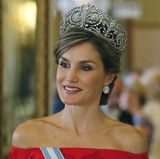 Königin Letizia, die selten ein Diadem trägt, präsentiert zu diesem besonderen Anlass die "Fleur de Lys"-Tiara und Ohrringe von Cartier. Es ist das zweite Mal, dass die spanische Königin dem als "Diadem der Königin" bekannten Schmuckstück die Ehre erweist. Es war einst ein Hochzeitsgeschenk von König Alfonso XIII. an seine Braut Victoria Eugenie und nur Königin Sofia hat die Tiara außerdem vor Letizia getragen.  