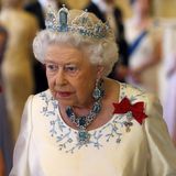 Queen Elizabeth trägt die "Brazilian Aquamarine"-Tiara, die sie 1957 beim Hofjuwelier fertigen ließ. Einige Jahre zuvor, 1953 zu ihrer Krönung, bekam sie vom brasilianischen Volk die Diamant-Halskette mit einem großen, tropfenförmigen Aquamarin und passenden Ohrringen geschenkt. 