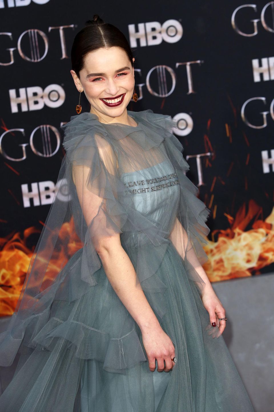 Im wahren Leben ist Emilia Clarke kaum wieder zu erkennen. Von Natur aus trägt sie eigentlich brünettes Haar, zwischenzeitlich war es dann doch mal blond. Für die Premiere der 8. und letzten Staffel doch wieder dunkel. Aber eines bleibt bei ihr immer gleich schön: das ansteckend breite Lächeln. Im wahren Leben ist Emilia Clarke kaum wieder zu erkennen. Von Natur aus trägt sie eigentlich brünettes Haar, zwischenzeitlich war es dann doch mal blond. Für die Premiere der 8. und letzten Staffel doch wieder dunkel. Aber eines bleibt bei ihr immer gleich schön: das ansteckend breite Lächeln.