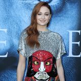Das komplette Gegenteil findet sich jedoch im privaten Kleiderschrank von Sophie Turner wieder. Hier lautet das Style-Motto: Glitzer, Glamour und ganz viel Farbe!