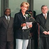 Schon Prinzessin Diana hat die Bequemlichkeit der Sportschuhe geschätzt. Sie trug bei einem Besuch in Angola 1997 eine dunkelblaue Variante.