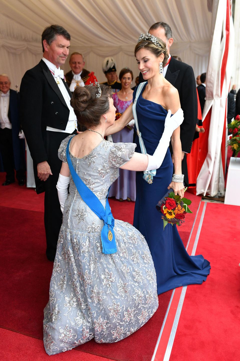 Prinzessin Anne empfängt Königin Letizia an der Guildhall mit einem perfekten Knicks: Im mitternachtsblauen Kleid ging es zum zweiten Galadinner: Königin Letizia und König Felipe von Spanien sind an Tag zwei zum Galadinner von Andrew Parmley, Bürgermeister von London, in der Guildhall, geladen.