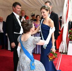 Prinzessin Anne empfängt Königin Letizia an der Guildhall mit einem perfekten Knicks:  Im mitternachtsblauen Kleid ging es zum zweiten Galadinner: Königin Letizia und König Felipe von Spanien sind an Tag zwei zum Galadinner von Andrew Parmley, Bürgermeister von London, in der Guildhall, geladen.