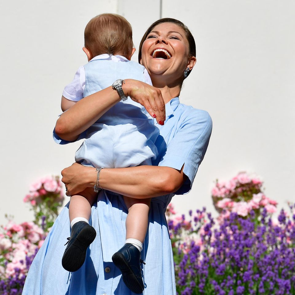 Der kleine Prinz Oscar bringt seine Mutter Prinzessin Victoria zum Lachen.  