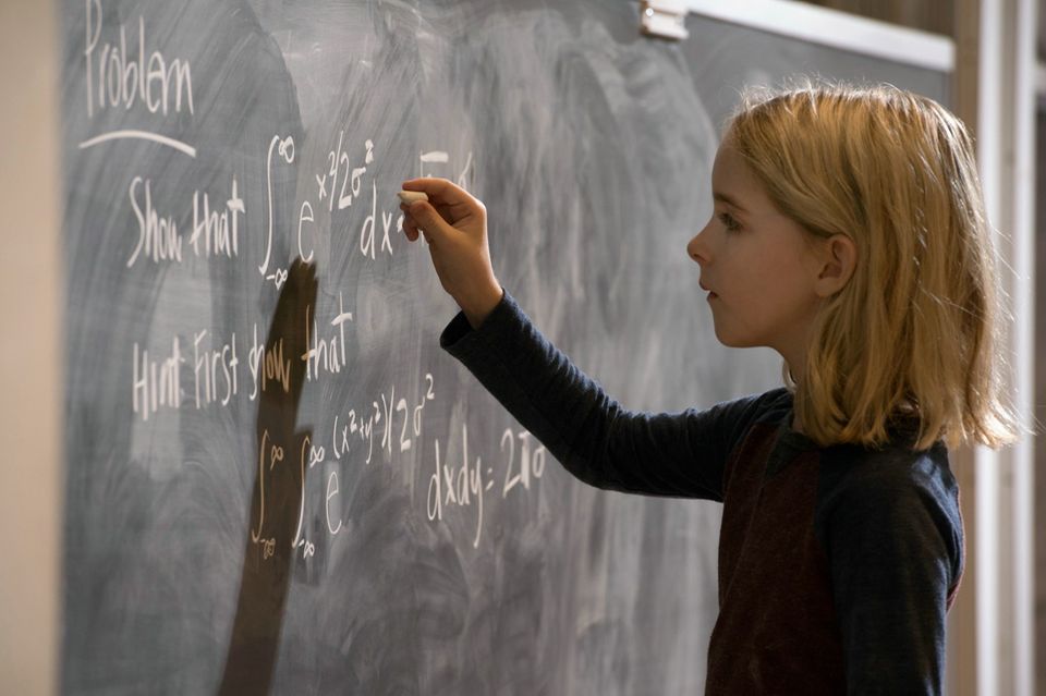 Mary (Mckenna Grace) langweilt sich furchtbar, wenn sie mit Grundschul-Mathe konfrontiert wird - sie will mehr.