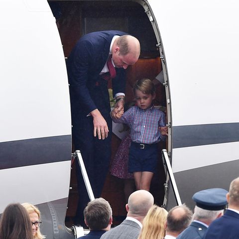 Prinz George möchte daher auch keine Zeit verlieren und als Erster das Flugzeug verlassen. Papa Prinz William rückt ihm dabei nicht von der Seite und nimmt ihn fürsorglich an die Hand.