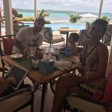 Lionel Messi + Antonella Roccuzzo  Flitterwochen der etwas anderen Art haben Fußball-Star Messi und seine Liebste Antonella auf Antigua. Sie verbinden die eigentlich romantische Reise mit einem Familienurlaub und haben die Söhne Mateo und Thiago dabei. 