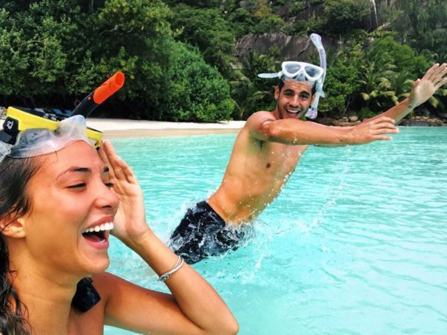 Alvaro Morata + Alice Campello  Das Four Seasons Resort auf den Seychellen ist definitiv DER Honeymoon-Hotspot unter den Stars. So auch bei Fußballer Alvaro Morata und Alice Campello, die hier das ein oder andere Abenteuer erleben.