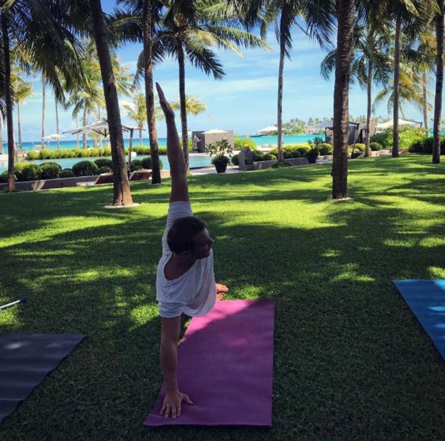 Total entspannt ist Manuel Neuer in seinen Flitterwochen angekommen und genießt bei einer Yoga-Stunde das paradiesische Wetter.