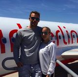 Manuel Neuer + Nina Weiss  Für ihre Flitterwochen haben sich Manuel und Nina Neuer den perfekten Pärchen-Look überlegt. Sie tragen Pullover mit den Aufschriften "He's mine" und "She's mine". So geht es für sie in den Flieger.