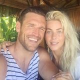 Einmal in die Sonne blinzeln und lächeln! Julianne Hough und Brooks Laich genießen in trauter Zweisamkeit das perfekte Wetter und schießen Selfies zur Erinnerung.