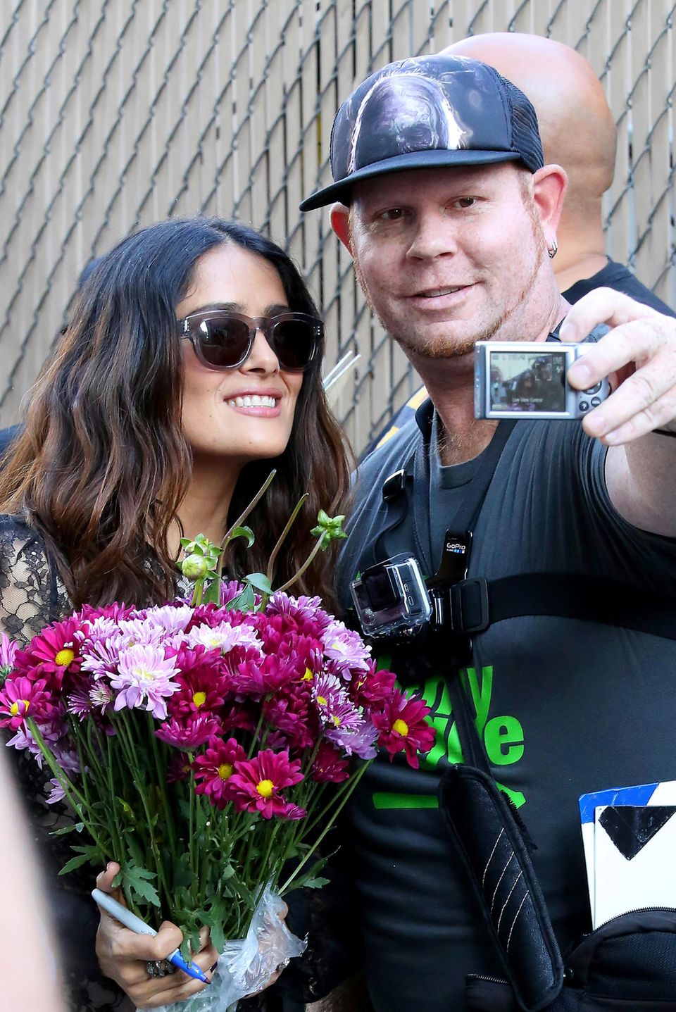 Als Gegenleistung für ein ein tolles Andenken bekommt Salma Hayek von dem Fan einen Strauß Blumen geschenkt. Als Gegenleistung für ein ein tolles Andenken bekommt Salma Hayek von dem Fan einen Strauß Blumen geschenkt.