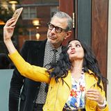 Dieser weibliche Fan will ein ganz besonderes Erinnerungsfoto mit Schauspieler Jeff Goldblum haben und schneidet dafür eifrig Grimassen. 