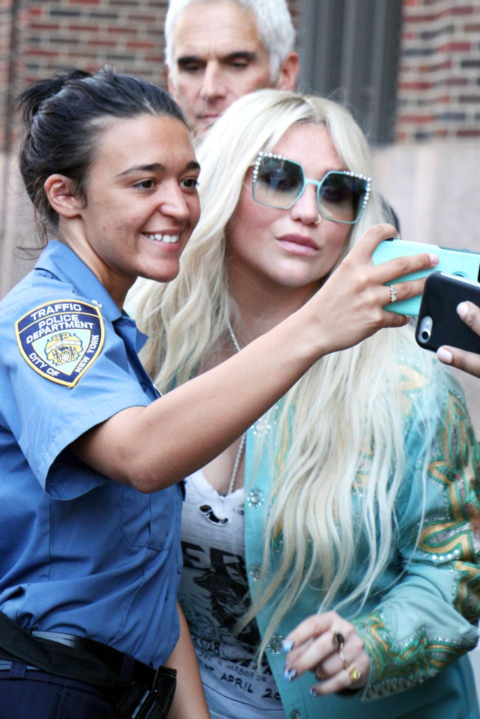 Kesha wird in New York von der Polizei gestoppt. Doch die Sängerin hat nichts verbrochen, sondern wird von der Polizistin nett um ein gemeinsames Selfie gebeten. 