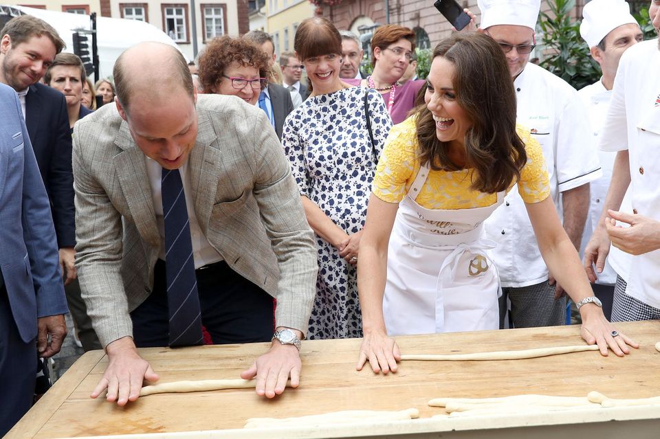 Herzogin Catherine: Prinz William und Herzogin Kate beim Brezelbacken in Heidelberg Prinz William und Herzogin Kate beim Brezelbacken in Heidelberg