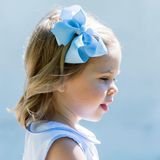 Ob pompös oder klein - Leonore liebt die blauen Accessoires in jeder Größe.