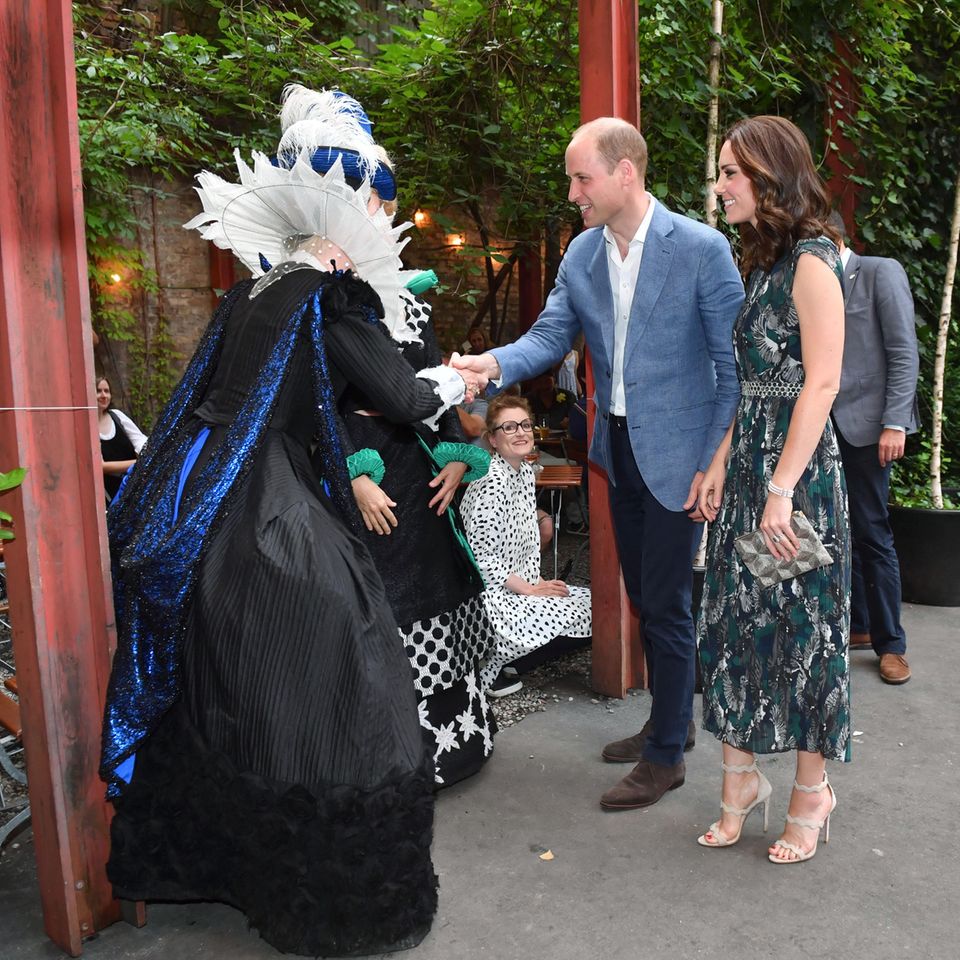 Prinz William + Herzogin Catherine: Was für eine Begrüßung! Prinz William und Kate werden von punkvoll Kostümierten Willkommen geheißen Prinz William + Herzogin Catherine: Was für eine Begrüßung! Prinz William und Kate werden von punkvoll Kostümierten Willkommen geheißen