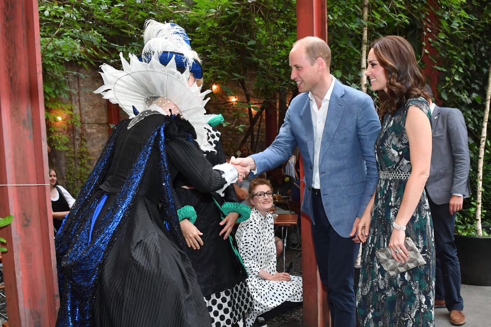 Prinz William + Herzogin Catherine: Was für eine Begrüßung! Prinz William und Kate werden von punkvoll Kostümierten Willkommen geheißen
