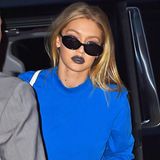 Huch, was hat sich Model Gigi Hadid denn bei dieser Lippenstift-Farbe gedacht? Wirklich vorteilhaft ist diese nicht gewählt zu ihrer Hautfarbe.
