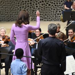 Im Inneren der Elphi geht es anschließend weiter. Herzogin Catherine zögert nicht lange und übernimmt aus Spaß die Leitung des Orchesters.
