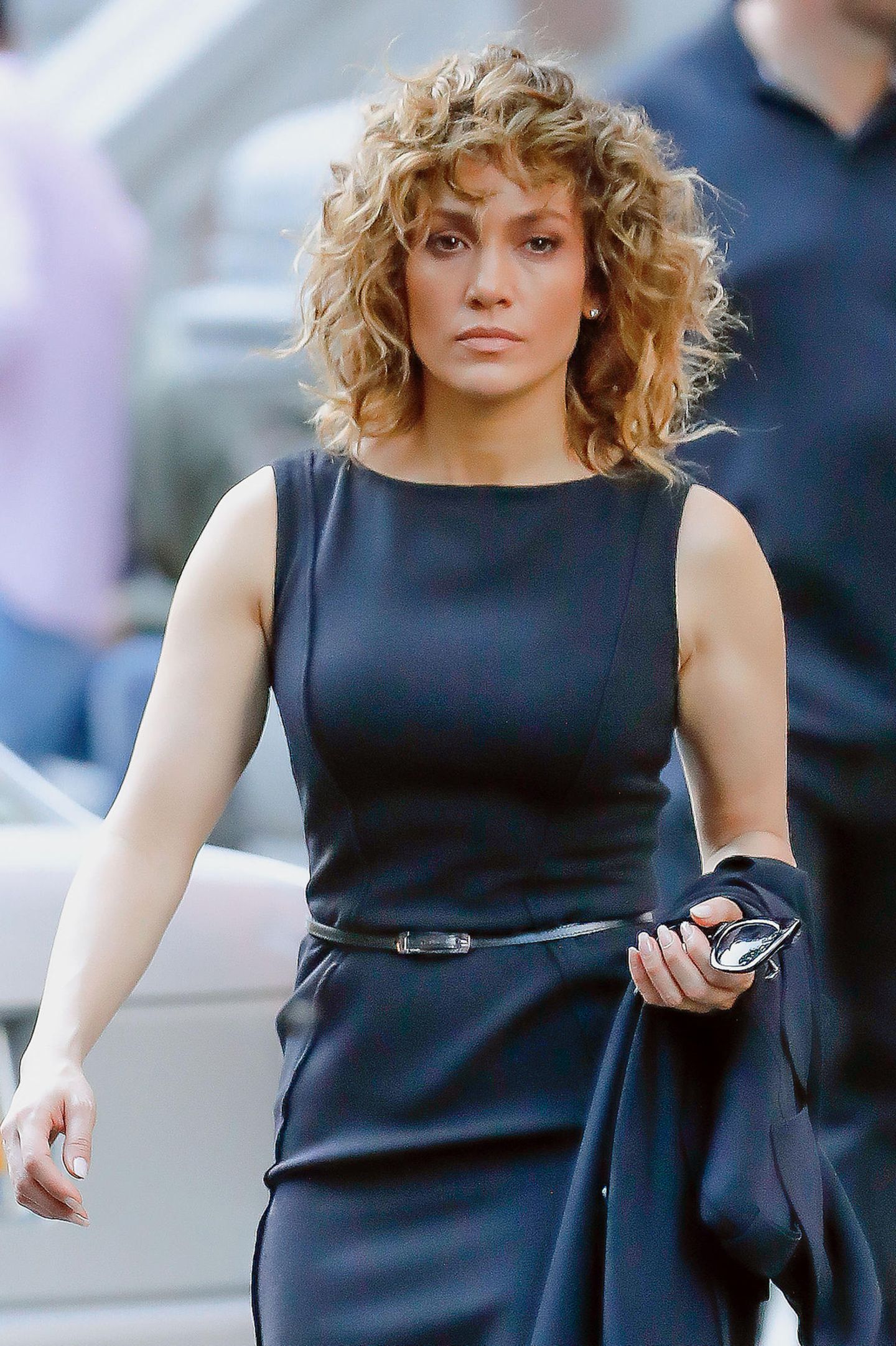 In ihrer Rolle der taffen Polizistin "Harlee Santos" trägt Jennifer Lopez in der Serie "Shades of Blue" ihr Haare in einem welligen, schulterlangen Bob und setzt auf klassische Business-Kleidung. 