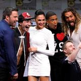  Die "Justice League"-Crew mit Ben Affleck, Ezra Miller, Gal Gadot, Ray Fisher und Jason Momoa machen mit Moderator Chris Hardwick ein witziges Erinnerungsselfie. 