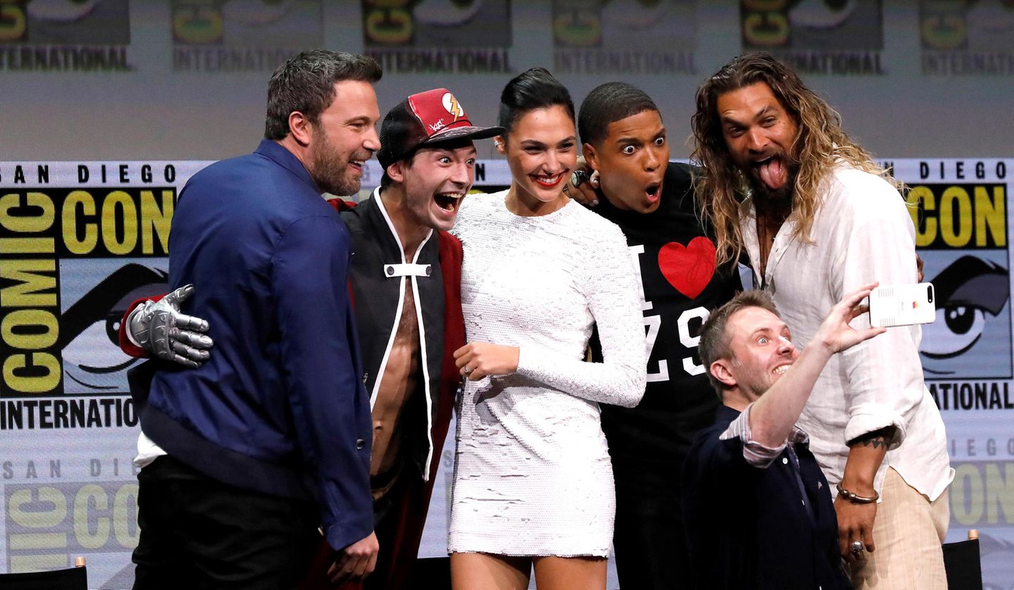  Die "Justice League"-Crew mit Ben Affleck, Ezra Miller, Gal Gadot, Ray Fisher und Jason Momoa machen mit Moderator Chris Hardwick ein witziges Erinnerungsselfie. 