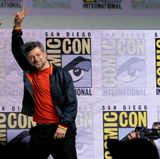 Beim verlassen der "Black Panther"-Präsentation gibt es von Andy Serkis noch einen Abschiedsgruß für Fans und Fotografen. 