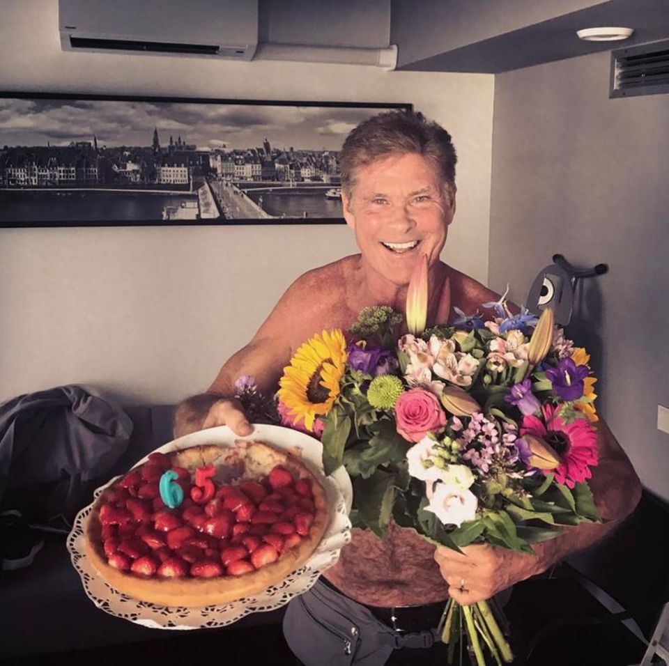 17. Juli 2017 Unglaublich wie die Zeit vergeht: David Hasselhoff feiert bereits seinen 65. Geburtstag und freut sich an diesem Tag über eine Erbeertorte und einen großen Strauß Blumen. 17. Juli 2017 Unglaublich wie die Zeit vergeht: David Hasselhoff feiert bereits seinen 65. Geburtstag und freut sich an diesem Tag über eine Erbeertorte und einen großen Strauß Blumen.