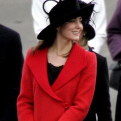 Im Dezember trägt Kate beim Besuch der "Sovereign's Parade" ein Outfit, welches sie auch heute als Royal tragen würde. Zum schwarzen Kleid kombiniert sie einen roten Mantel und einen edlen Hut. 