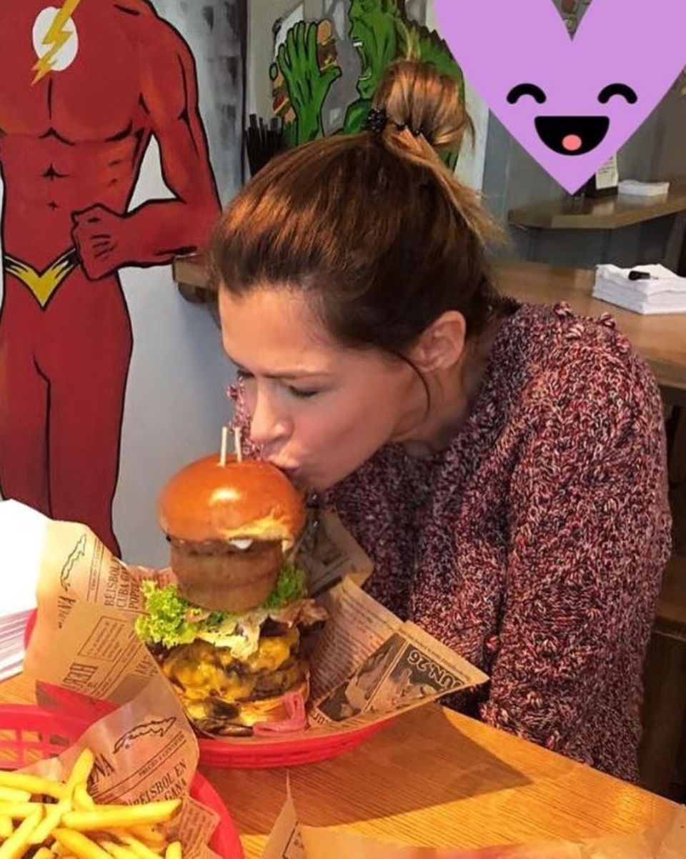 Augen zu und küssen! Sabia Boulahrouz ist von ihrem XXL-Burger offensichtlich so begeistert, dass sie dem Leckerbissen einen dicken Schmatzer aufdrückt. Lass es dir schmecken, liebe Sabia. Augen zu und küssen! Sabia Boulahrouz ist von ihrem XXL-Burger offensichtlich so begeistert, dass sie dem Leckerbissen einen dicken Schmatzer aufdrückt. Lass es dir schmecken, liebe Sabia.