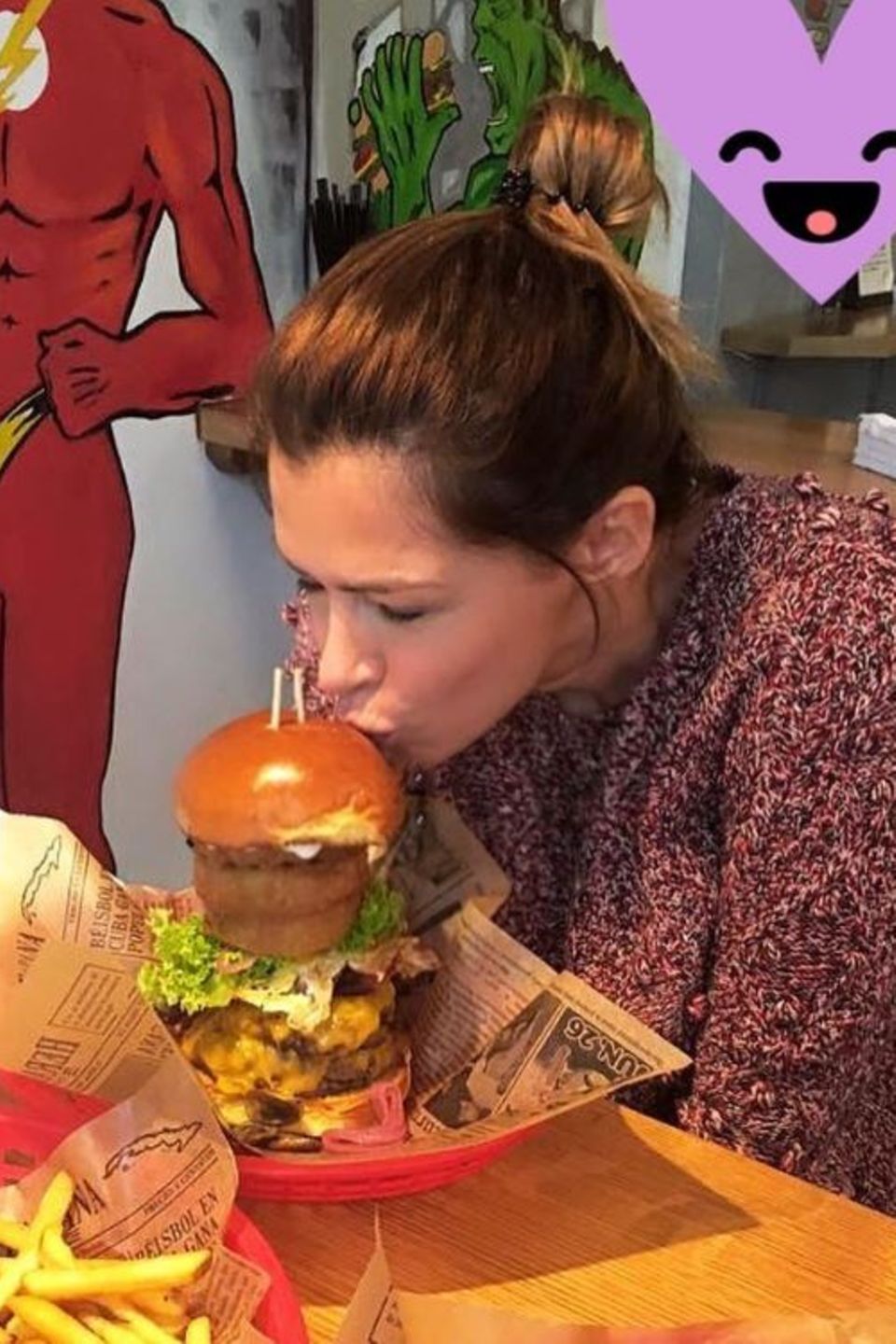 Augen zu und küssen! Sabia Boulahrouz ist von ihrem XXL-Burger offensichtlich so begeistert, dass sie dem Leckerbissen einen dicken Schmatzer aufdrückt. Lass es dir schmecken, liebe Sabia.