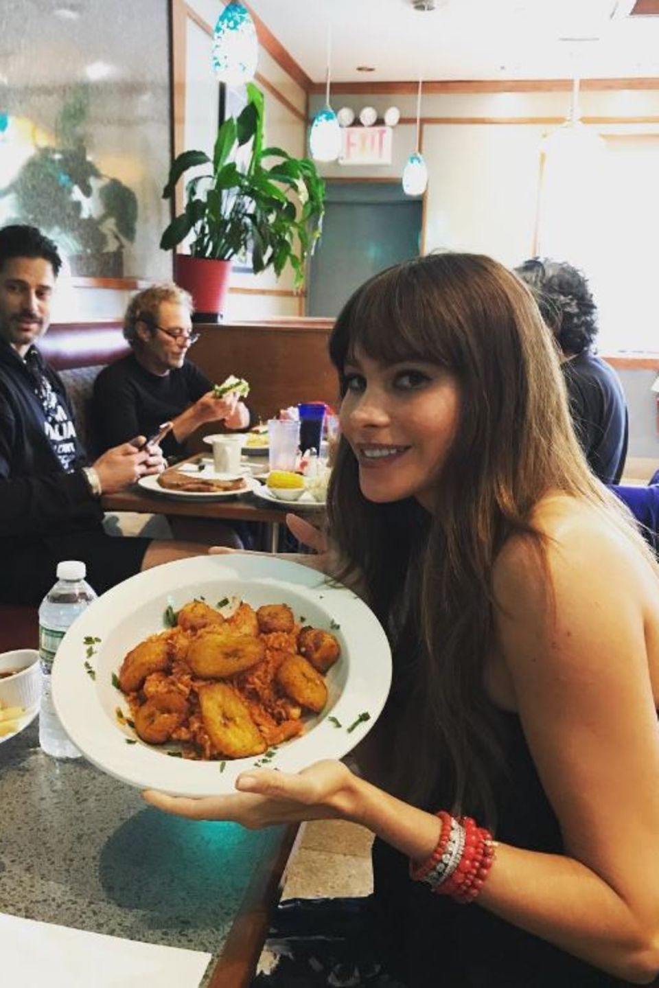 Bei "Modern Family"-Star Sofia Vergara gibt es lecker Frittiertes. Ehemann Joe Manganiello (l.) scheint etwas neidisch zu sein.