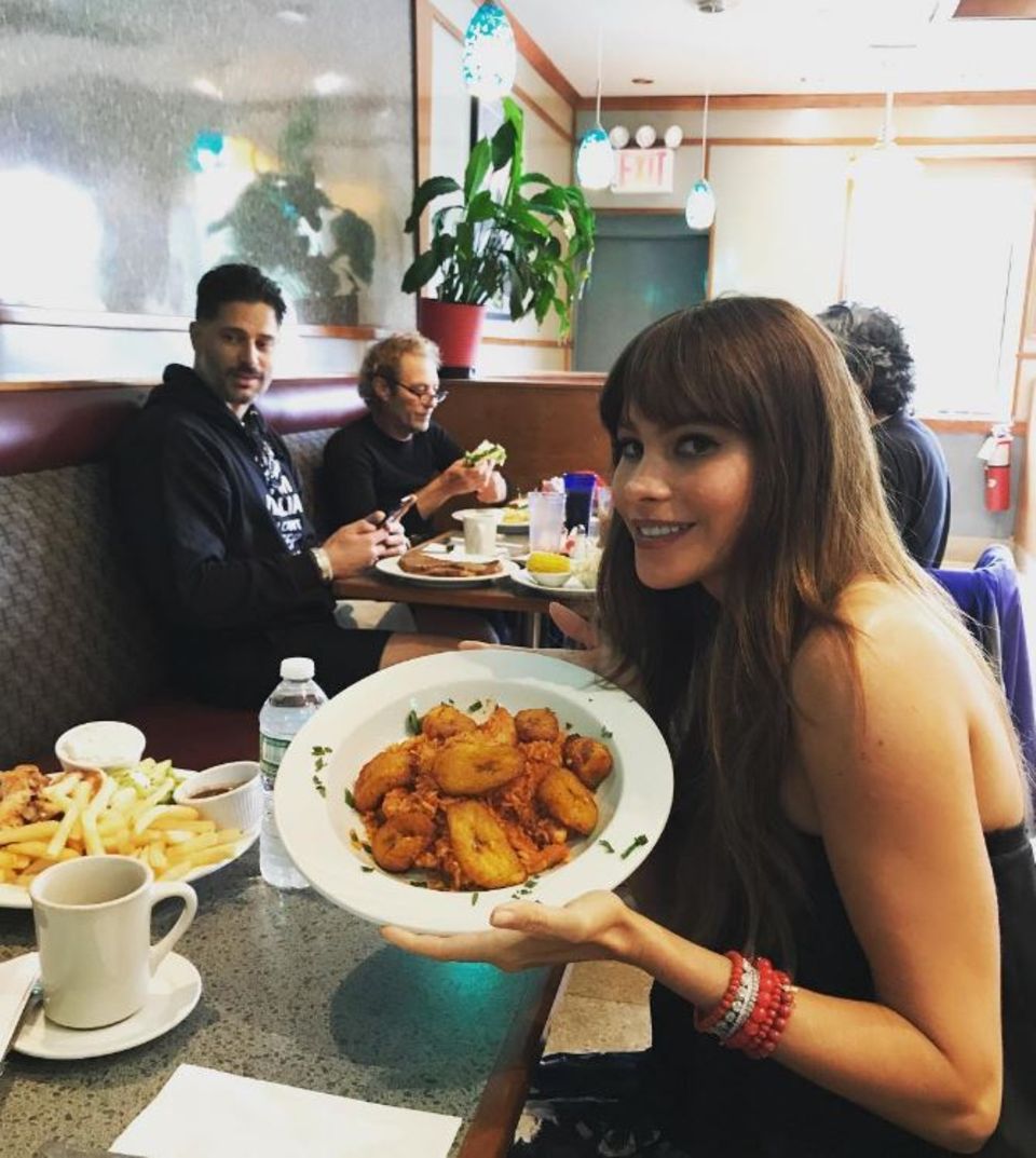 Bei "Modern Family"-Star Sofia Vergara gibt es lecker Frittiertes. Ehemann Joe Manganiello (l.) scheint etwas neidisch zu sein. Bei "Modern Family"-Star Sofia Vergara gibt es lecker Frittiertes. Ehemann Joe Manganiello (l.) scheint etwas neidisch zu sein.