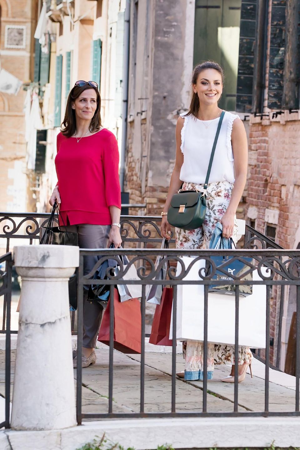 Kathrin Flemming (Ulrike Frank) begleitet ihre Tochter Jasmin (Janina Uhse) zu einer Modenschau nach Venedig