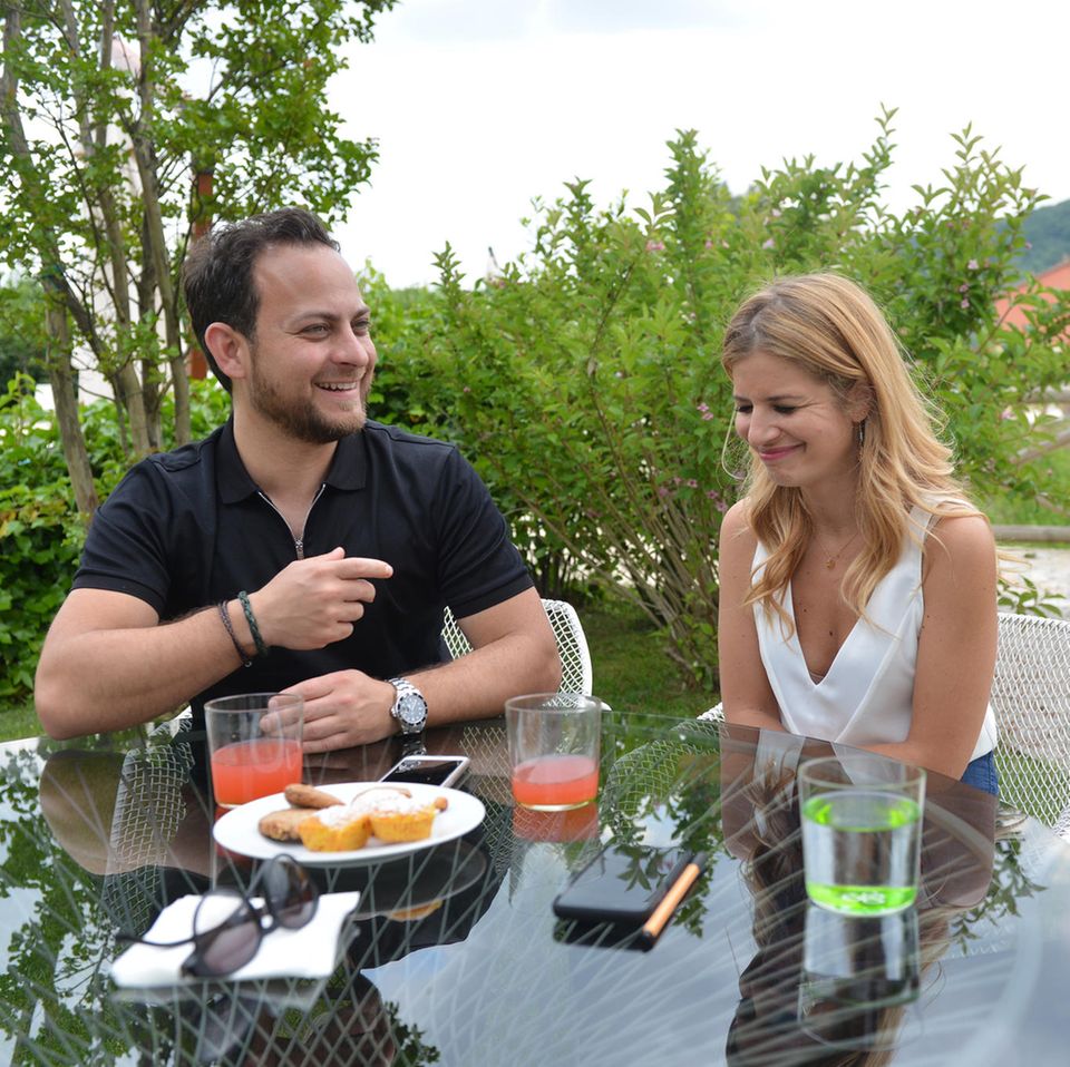 Susan Sideropoulos und Ehemann Jakob haben sichtlich Spaß am Pärchen-Interview mit GALA-Redakteur Steffen