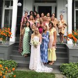 Finden sie die prominenten Zwillinge Mary-Kate und Ashley Olsen auf diesem Bild? Die körperlich doch eher kleineren Schwestern gehen ein wenig unter auf diesem hübschen Schnappschuss. Eine Freundin der Beiden hat geheiratet.