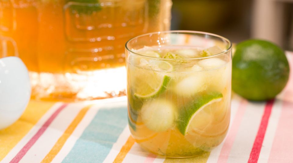 Caipirinha-Bowle: Nichts schmeckt so nach Sommer | GALA.de