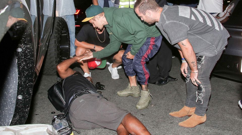 26. Juli 2017  Justin Bieber hat mit seinem Wagen versehentlich einen Paparazzo angefahren. Der Sänger eilt dem Fotografen, der sich das Bein verletzt hat, schnell zu Hilfe, bis Krankenwagen und Polizei eintreffen und die Versorgung übernehmen. 